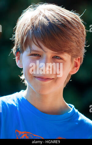 Giovane ragazzo sorridente ritratto, luce proveniente dal retro Foto Stock