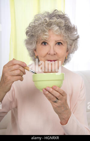 SENIOR MANGIARE Foto Stock