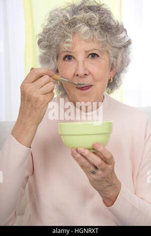 SENIOR MANGIARE Foto Stock