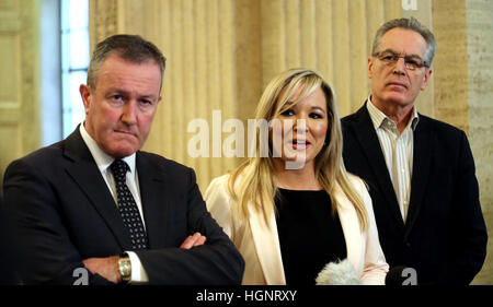 (Da sinistra) Sinn Fein's Conor Murphy, Michelle O'Neill e Gerry Kelly parlando ai media presso il Parlamento Stormont a Belfast, come il Primo Ministro e il Taoiseach si sono impegnati a lavorare insieme per trovare una soluzione attraverso la crisi politica che ha minacciato la deconcentrazione in Irlanda del Nord. Foto Stock