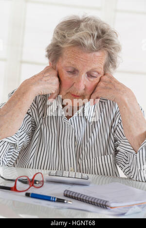 Persona anziana e facendo di documenti cartacei Foto Stock