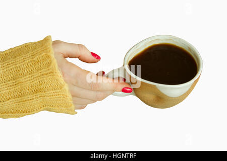 Donna con mano manicure rosso sta per prendere una tazza di caffè su sfondo bianco Foto Stock