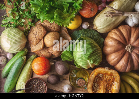 Pane di grano con verdura differente sul tavolo di legno vista dall'alto. Concetto di cibo sano Foto Stock