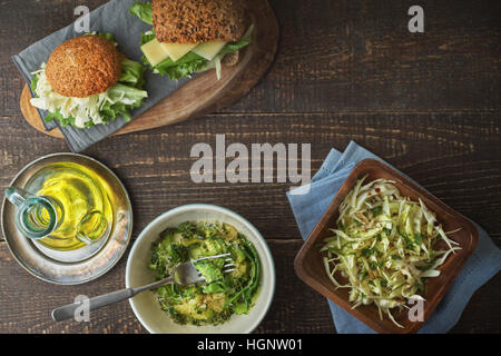 Diversi snack sani sul tavolo di legno Foto Stock