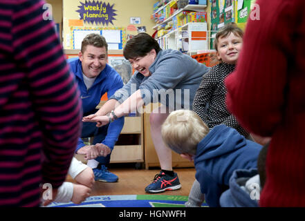 I Conservatori scozzese leader del partito Ruth Davidson e di educazione alla salute portavoce Brian Whittle vivaio unisce i bambini durante la loro mattina esercizio di routine presso i piccoli partecipanti vivaio in Edimburgo, per il lancio del partito&acirc;â€Â™s uno stile di vita sano strategia. Foto Stock