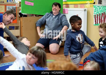 I Conservatori scozzese leader del partito Ruth Davidson e di educazione alla salute portavoce Brian Whittle vivaio unisce i bambini durante la loro mattina esercizio di routine presso i piccoli partecipanti vivaio in Edimburgo, per il lancio del partito&acirc;â€Â™s uno stile di vita sano strategia. Foto Stock