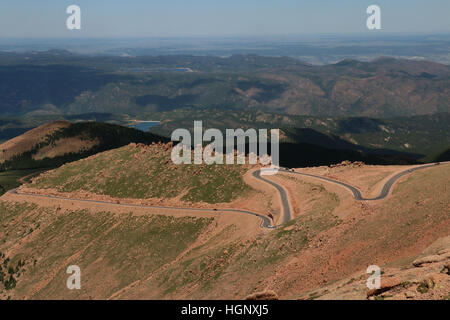 Vetture su strada di Pikes Peak National Park Ridge Colorado Rocky Mountain Foto Stock