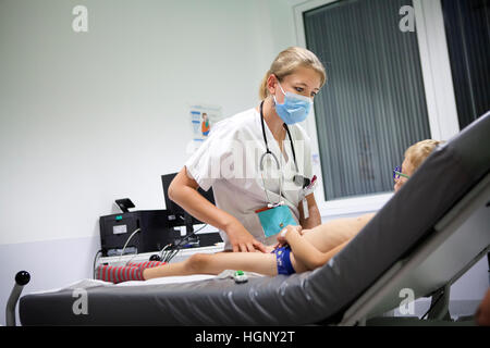 Pazienti pediatrici unità di emergenza Foto Stock