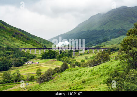 Ex Great Western 5972 Motore Olton Hall si attraversa il viadotto Glenfinnan en route a Mallaig da Fort William in Scozia Foto Stock