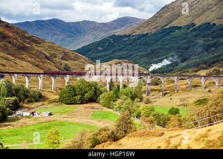 Una carta speciale treno a vapore che passa attraverso il famoso viadotto Glenfinnan en route verso Fort William da Mallaig Foto Stock