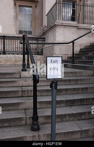 In uscita un unico segno sui gradini della National Gallery, il 11 gennaio 2017, a Trafalgar Square a Londra, Inghilterra. Foto Stock