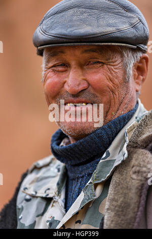 Uomo locale dal Kazakhstan sorridente. Foto Stock