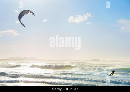 Silhouette di kite surfer nell'oceano. Portogallo Foto Stock