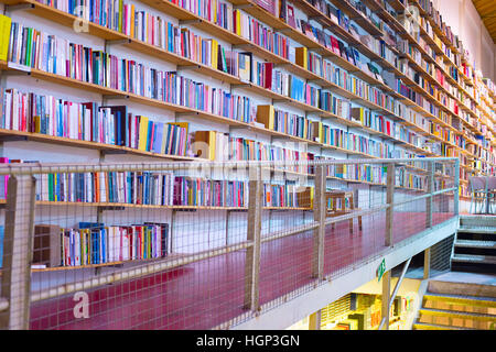 Vista del famoso e grande bookstore 'Ler Devagar' a Lisbona, Portogallo Foto Stock