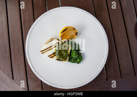 Halibut alla griglia con salsa verde. Astor Grill Foto Stock