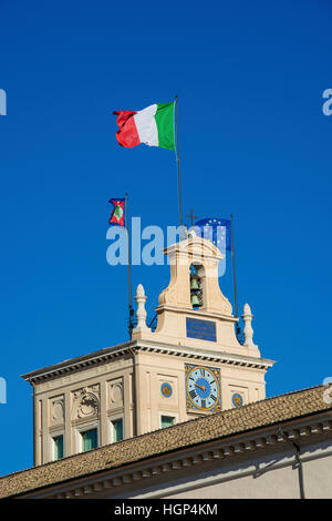 'Torre dei Venti', Quirinale rinascimento clock tower italiana con bandiera nazionale, costruito nel XVI secolo Foto Stock