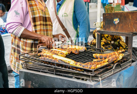 Ecuadoriana cibo di strada (banane fritte) nel mercato di Otavalo Foto Stock