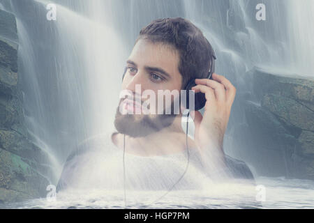 Uomo di rilassamento ascolto musica con auricolari in natura a cascata, doppia esposizione Foto Stock