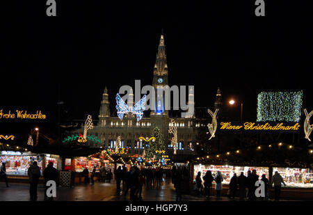 Mercatino di Natale di fronte al Rathaus, Vienna, Austria Foto Stock