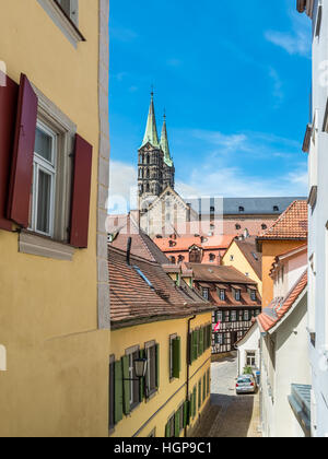 In prospettiva di una tipica vecchia stradina nel centro storico di patrimonio mondiale UNESCO città di Bamberg, Baviera, Germania. Foto Stock