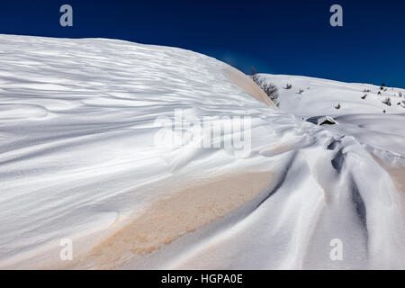 Sabbia del deserto del Sahara sulla neve. Paesaggio montano nella stagione invernale nelle Dolomiti, Passo Valles. Alpi Italiane. Europa. Foto Stock