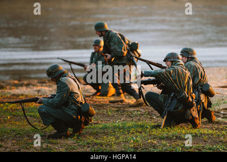 MOGILEV, Bielorussia - MAGGIO, 08, 2015: la ricostruzione della battaglia durante gli eventi dedicati al settantesimo anniversario della vittoria del popolo sovietico nella Grea Foto Stock