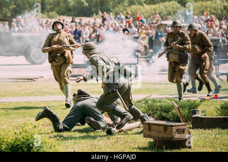 Gomel, Bielorussia - 9 Maggio 2016: La scena della rievocazione storica della Battaglia di WW2: forze armate sovietiche contro i soldati della Wehrmacht Reenactors per celebrare Foto Stock