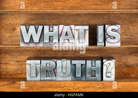 Che cosa è la verità domanda fatta dalla stampa in rilievo metallico tipo sul vassoio in legno Foto Stock