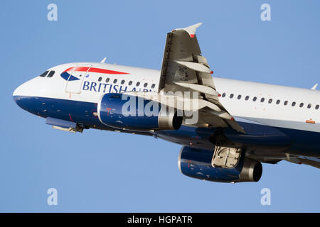 British Airways Airbus A319-131 uscire dall'aeroporto di Dusseldorf. Foto Stock