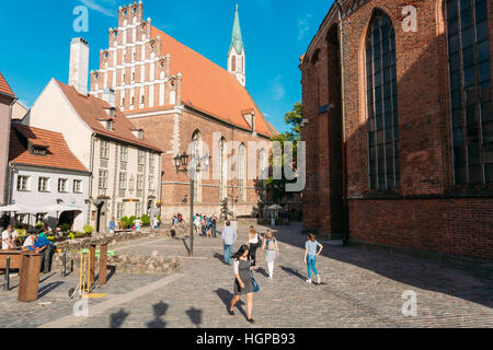 Riga, Lettonia - 30 Giugno 2016: Vista della Chiesa luterana di San Giovanni, il monumento della chiesa medievale di architettura gotica con Corbie-Steps nella giornata di sole. Foto Stock