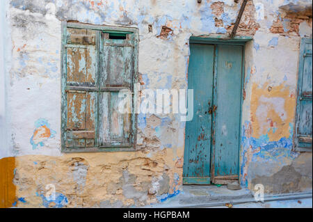 Parete e dettaglio della porta di una casa in Horio sull'isola greca di Symi Foto Stock
