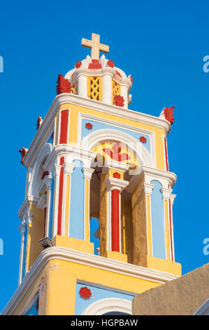 Il campanile della chiesa sull'isola greca di Symi Foto Stock