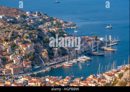 Guardando verso il basso sul porto di yialos su Symi Grecia Foto Stock