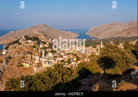 Guardando verso il basso sopra Horio al porto di Yialos e Pedi bay sull'isola greca di Symi Foto Stock