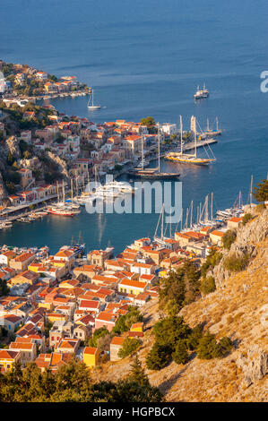 Guardando verso il basso sul porto di yialos su Symi Grecia Foto Stock