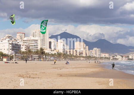 I giovani sulla spiaggia kite surf Foto Stock