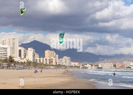 I giovani sulla spiaggia kite surf Foto Stock