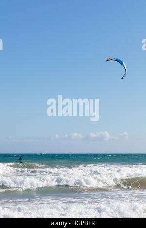 I giovani sulla spiaggia kite surf Foto Stock