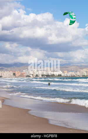 I giovani sulla spiaggia kite surf Foto Stock