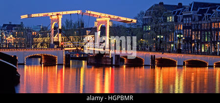 Magere Brug (Skinny Bridge), e sul fiume Amstel di Amsterdam, Olanda Foto Stock