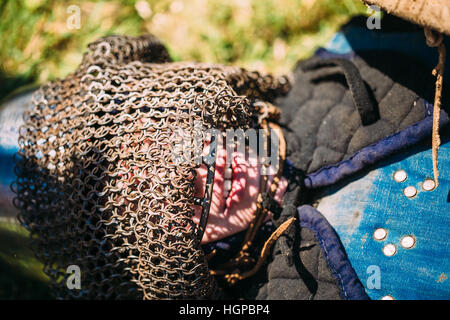 Dudutki, Bielorussia - Luglio19, 2014: il restauro storico delle lotte cavalleresco sul festival della cultura medievale Foto Stock