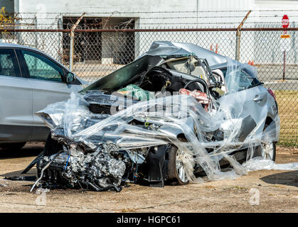 Il relitto di una completamente ammontavano a automobile. Questo incidente mortale era così grave che la vettura è al di là del riconoscimento. Foto Stock