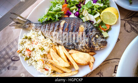 Orate con patate, riso e insalata, cibo mediterraneo Foto Stock