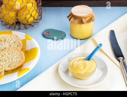 Appena fatti cagliata di limone in un piatto di vetro , Foto Stock