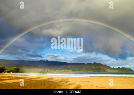 Rainbow su Hanalei Bay a Kauai Foto Stock