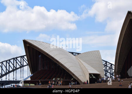 La Sydney Opera House SOH su Bennelong Point vicino al Ponte del Porto di Sydney e il porto in Australia, Nuovo Galles del Sud Foto Stock