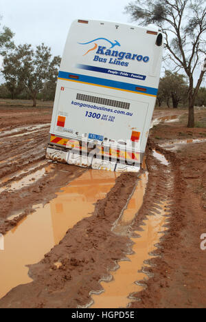 Il bus bloccato nel fango, Outback, Queensland. Foto Stock