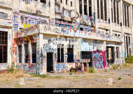 Vecchio abbandonato South Fremantle Power Station con la gioventù tagging, vetri rotti e guscio vuoto in Nord Coogee,l'Australia Occidentale Foto Stock