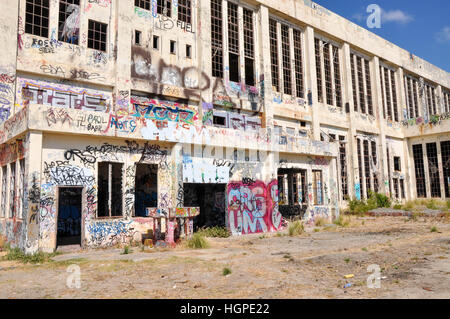 Vecchio abbandonato South Fremantle Power Station con la gioventù tagging, vetri rotti e guscio vuoto in Nord Coogee,l'Australia Occidentale Foto Stock