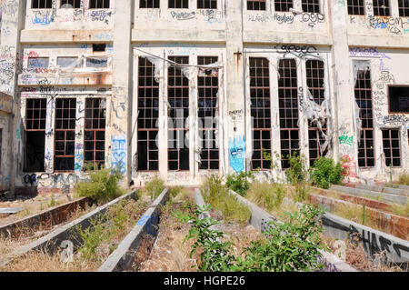 Vecchio abbandonato South Fremantle Power Station con la gioventù tagging, vetri rotti e resti in Nord Coogee,l'Australia Occidentale Foto Stock